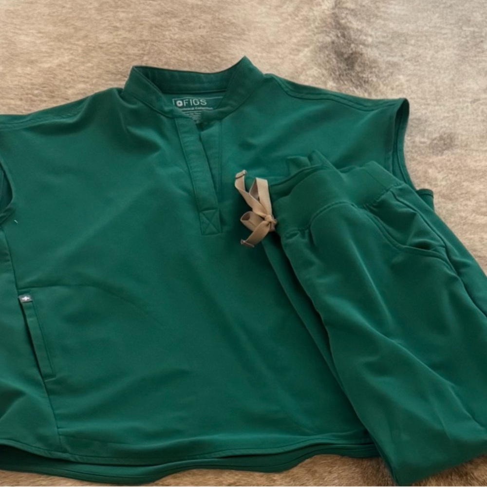 Figs Evergreen Scrub set
